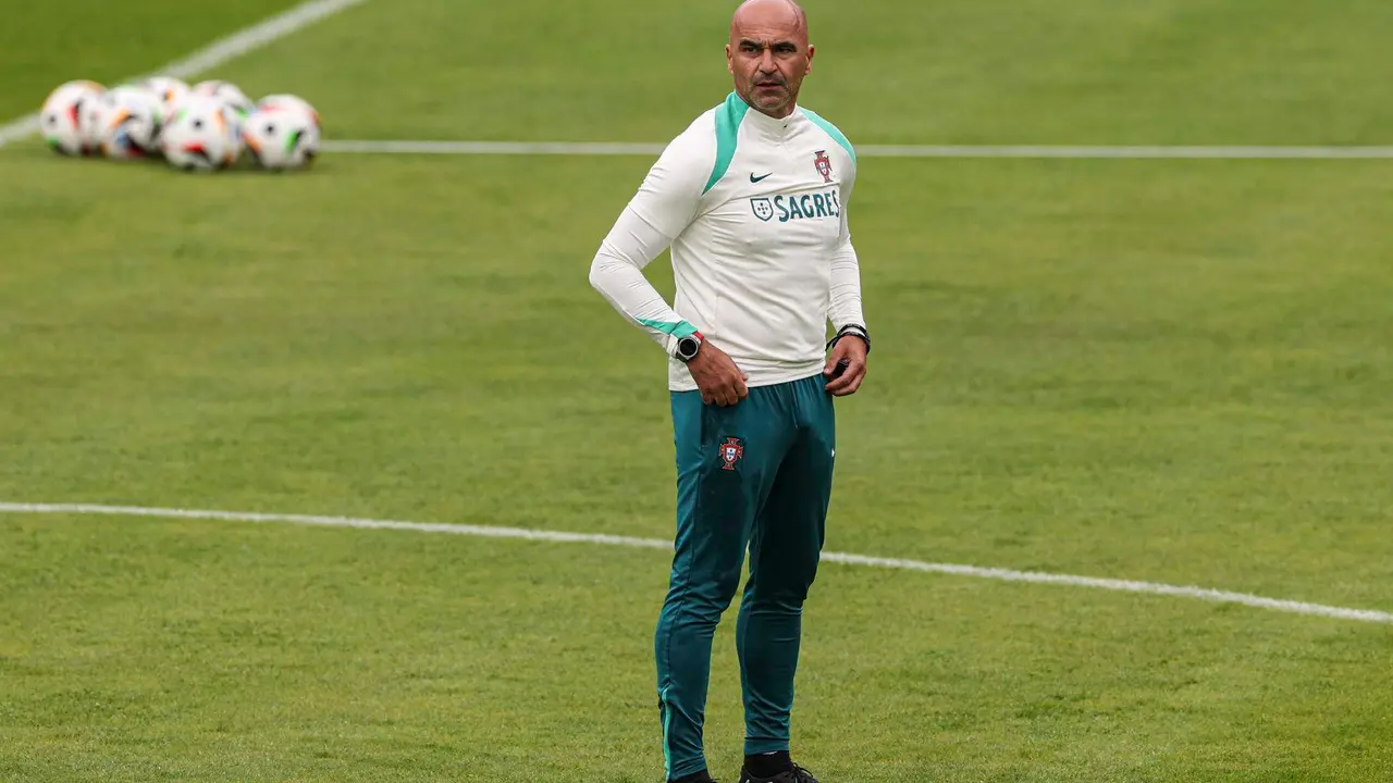 El seleccionador de Portugal Roberto Mart&iacute;nez durante una sesi&oacute;n de entrenamiento abierta al p&uacute;blico en Heidewaldstadion en Guetersloh, Alemania. EFE/EPA/MIGUEL A. LOPEZ