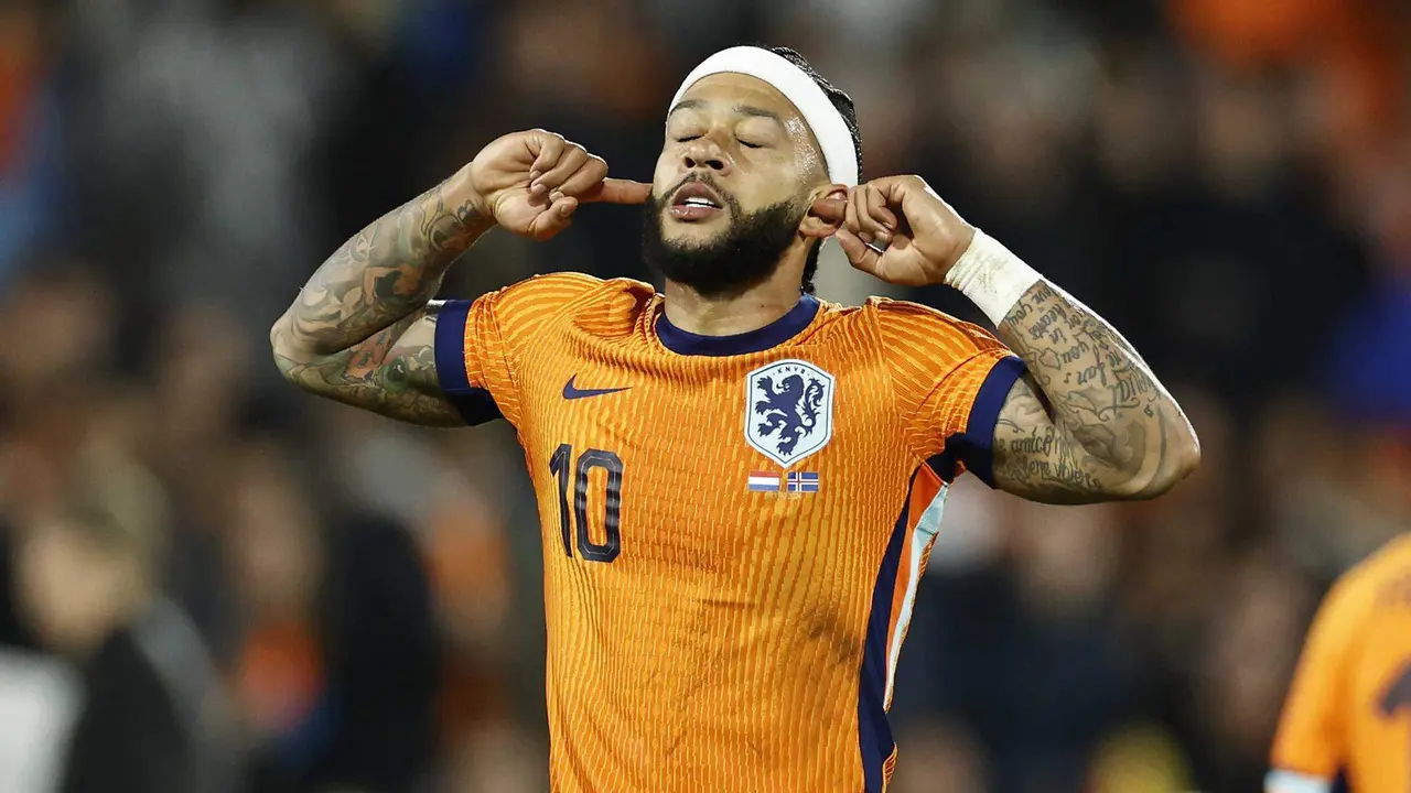 El holand&eacute;s Memphis Depay celebra un gol en una imagen de archivo. EFE/EPA/MAURICE VAN STEEN