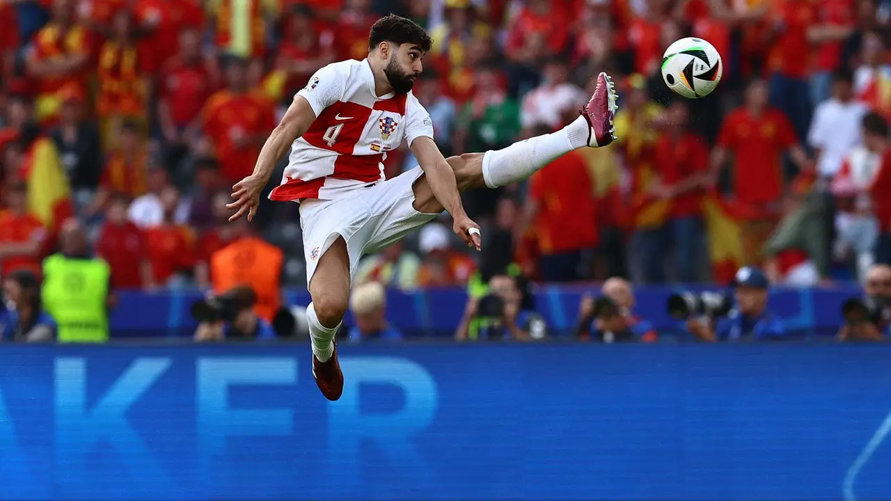 Josko Gvardiol de Croacia en acci&oacute;n durante el partido del grupo B de la UEFA EURO 2024 entre Espa&ntilde;a y Croacia en Berl&iacute;n, Alemania, el 15 de junio de 2024. EFE/EPA/FILIP SINGER