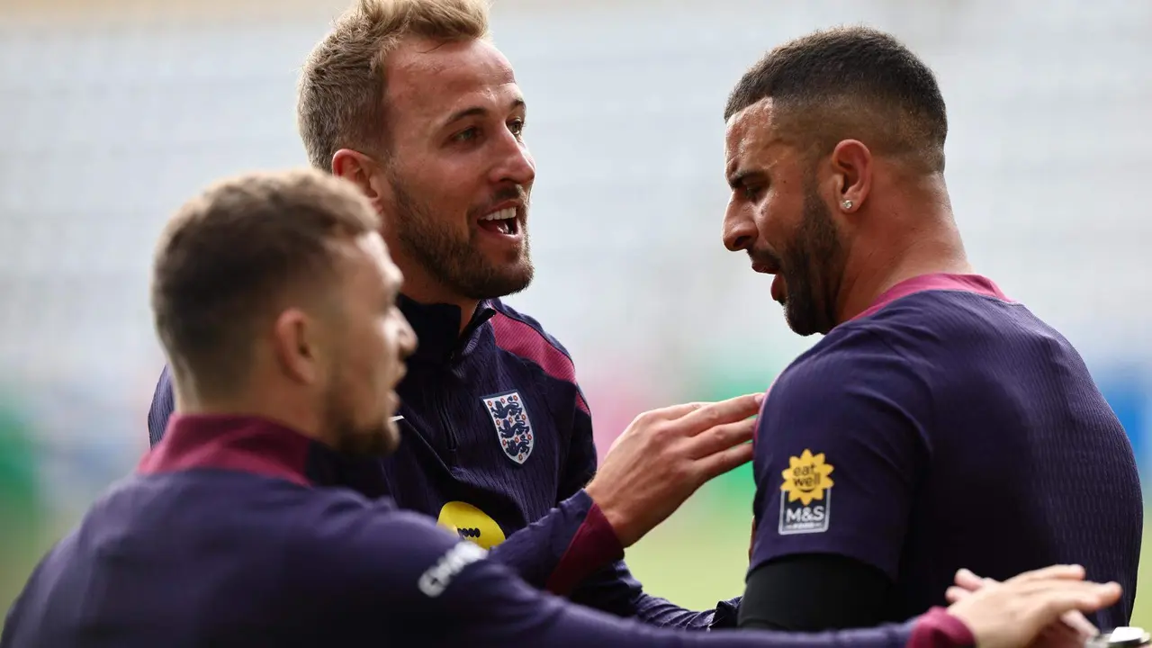 Los jugadores de Inglaterra Harry Kane (c) y Kyle Walker en Jena, Alemania. EFE/EPA/ANNA SZILAGYI