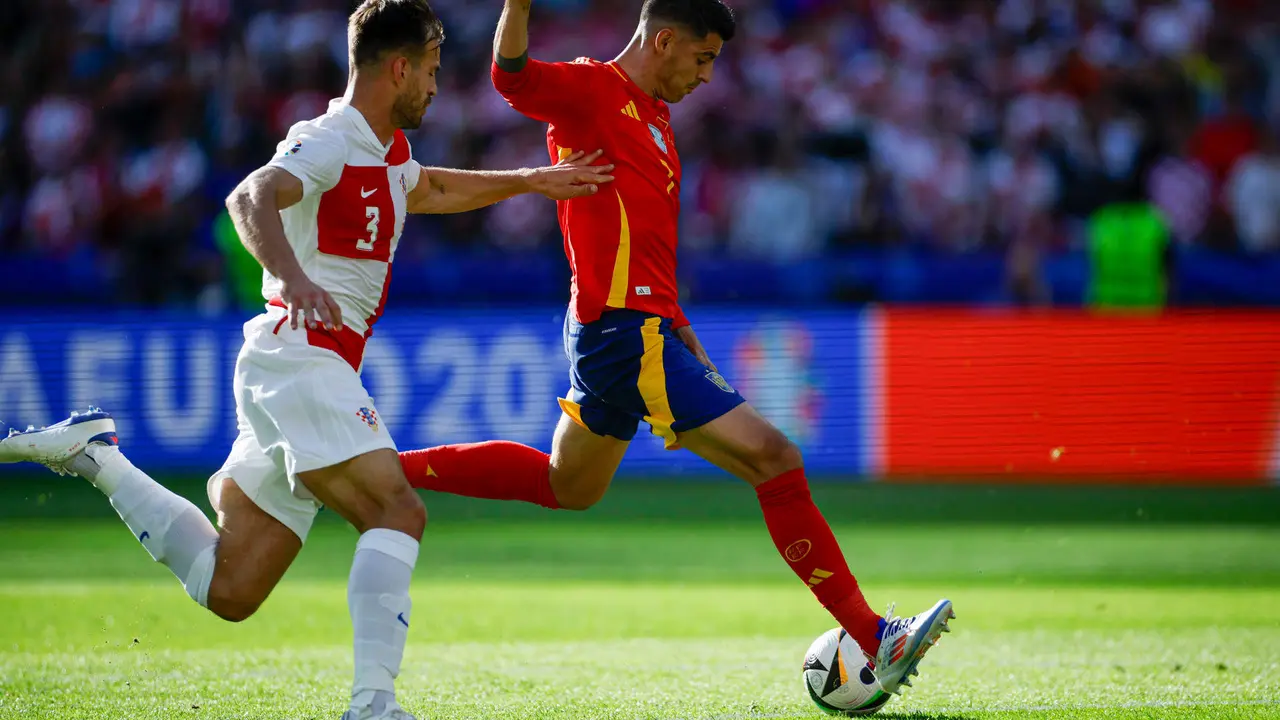 El delantero de la selecci&oacute;n espa&ntilde;ola &Aacute;lvaro Morata celebra tras marcar el 1-0 durante el partido del grupo B de la Eurocopa 2024 entre Espa&ntilde;a y Croacia, este s&aacute;bado en el Estadio Ol&iacute;mpico de Berl&iacute;n, Alemania. EFE/Alberto Est&eacute;vez