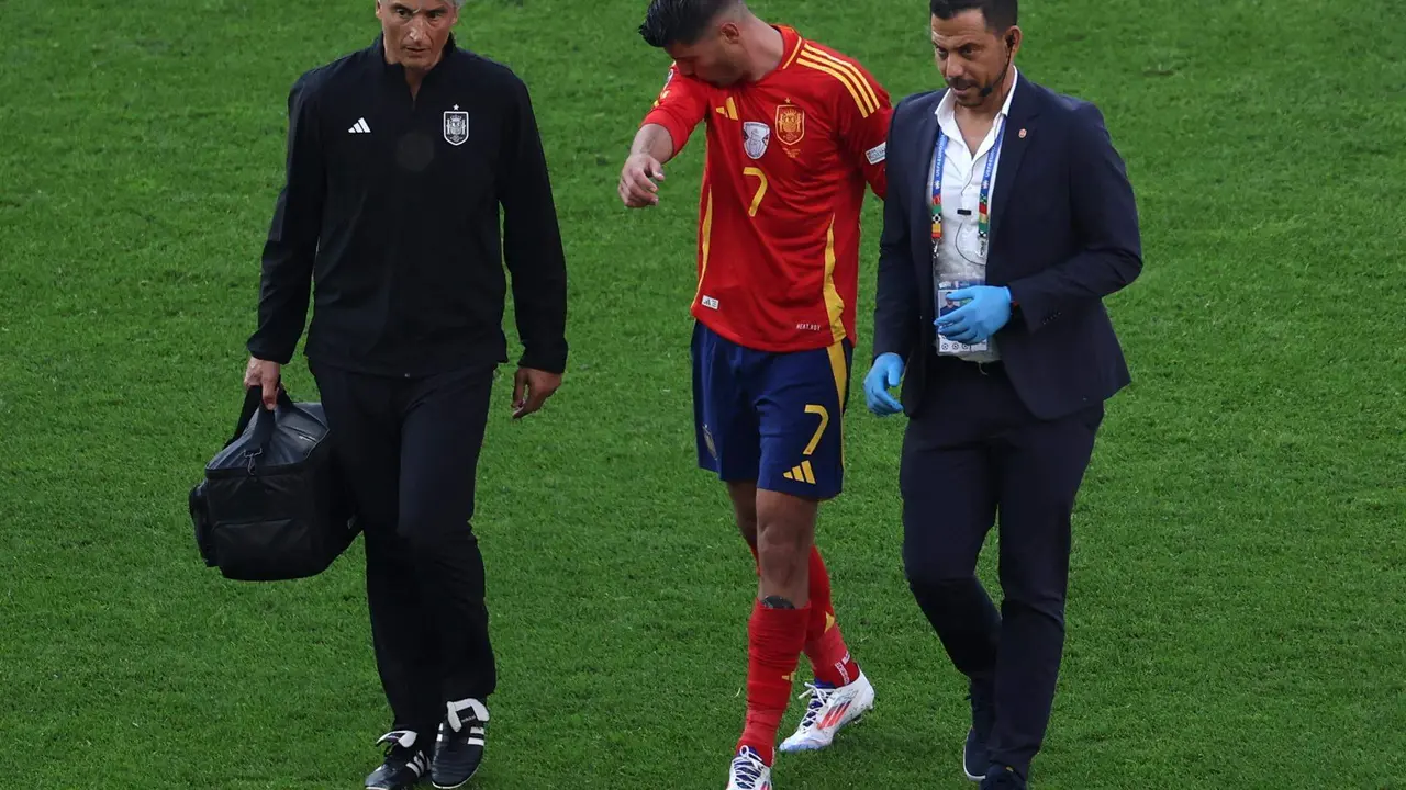 El jugador &Aacute;lvaro Morata (c) abandona el campo durante el partido del grupo B que han jugado Espa&ntilde;a y Croacia en Berl&iacute;n, Alemania. EFE/EPA/ABEDIN TAHERKENAREH