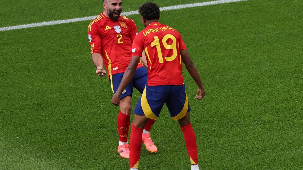 El defensa de la selecci&oacute;n espa&ntilde;ola Dani Carvajal (d) celebra con Lamine Yamal (i) tras marcar el 3-0 durante el partido del grupo B de la Eurocopa 2024 entre Espa&ntilde;a y Croacia, este s&aacute;bado en el Estadio Ol&iacute;mpico de Berl&iacute;n, Alemania. EFE/Alberto Est&eacute;vez