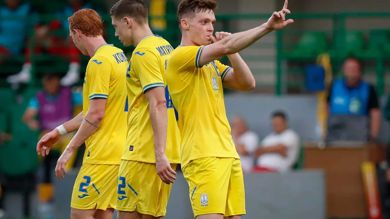 El jugador ucraniano Viktor Tsygankov (d) de celebra tras marcar el gol 0-2 durante el partido amistoso de f&uacute;tbol entre Ucrania y Moldavia en Chisinau, Moldavia. EFE/EPA/DUMITRU DORU.
