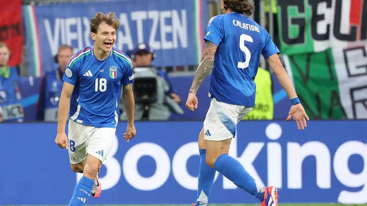 El jugador italiano Nicolo Barella (i) celebra con Riccardo Calafiori el gol (2-1) durante el partido de f&uacute;tbol del grupo B de la Eurocopa 2024 entre Italia y Albania, en Dortmund, Alemania. EFE/EPA/FRIEDEMANN VOGEL