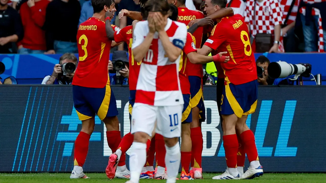 Los jugadores de la selecci&oacute;n espa&ntilde;ola celebran el 3-0 durante el partido del grupo B de la Eurocopa 2024 entre Espa&ntilde;a y Croacia, en el Estadio Ol&iacute;mpico de Berl&iacute;n, Alemania. EFE/J.J. Guill&eacute;n