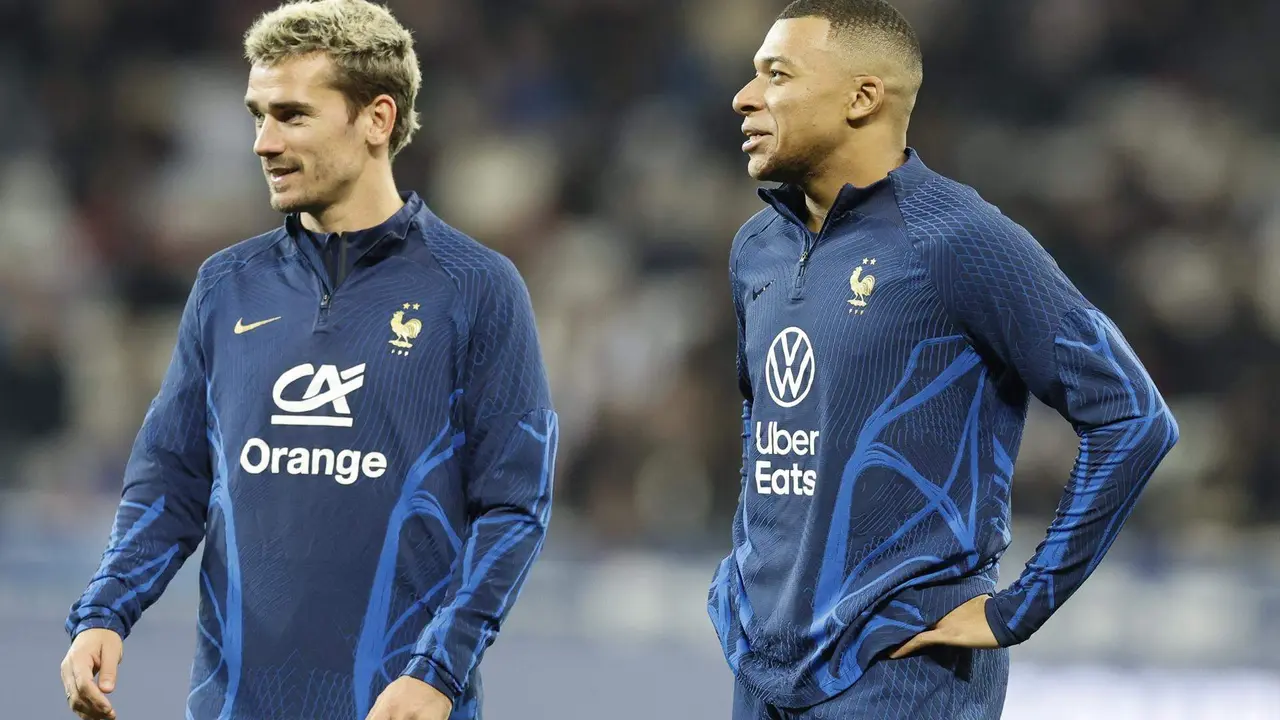 Los franceses Kylian Mbappe (d) y Antoine Griezmannen foto de archivo de/SEBASTIEN NOGIER. EFE/EPA