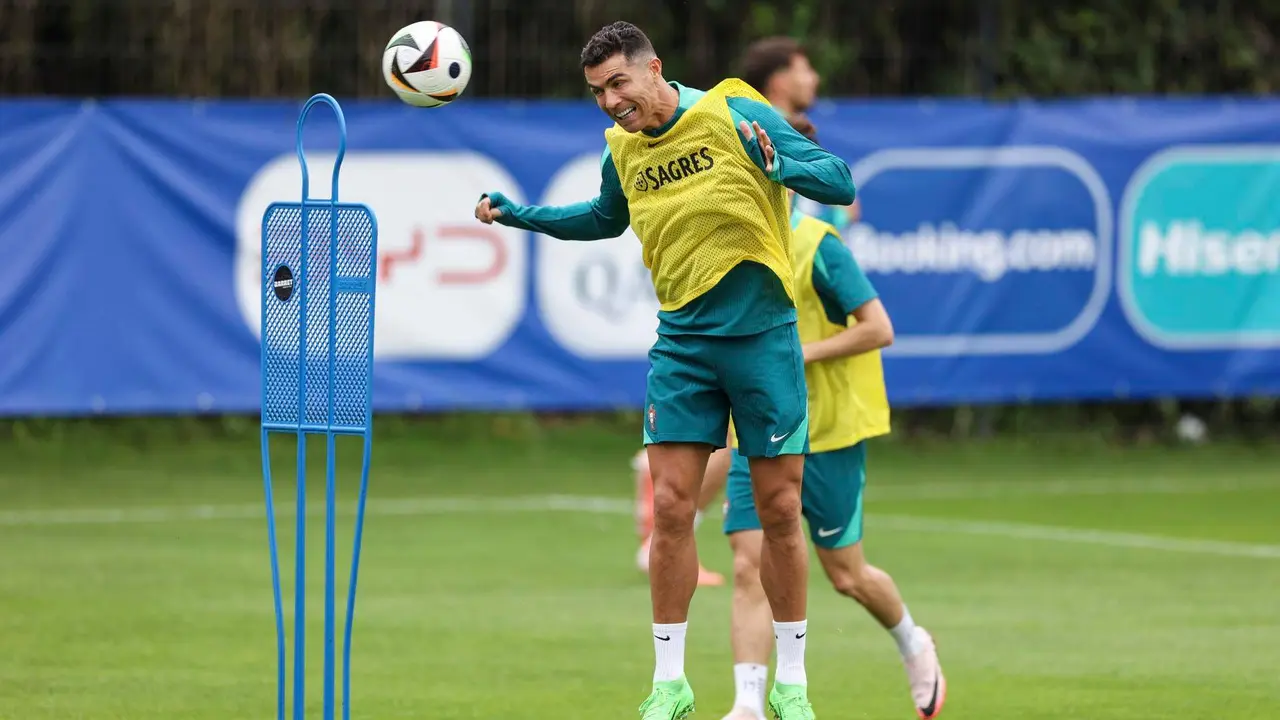 El jugador portugu&eacute;s Cristiano Ronaldo participa en una sesi&oacute;n de entrenamiento de su selecci&oacute;n en Harsewinkel, Alemania. EFE/EPA/MIGUEL A. LOPEZ