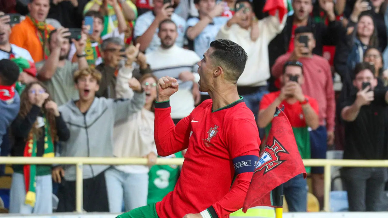 El delantero de la selecci&oacute;n portuguesa Cristiano Ronaldo celebra tras marcar el 2-0 durante el partido amistoso que los combinados nacionales de Portugal e Irlanda disputaron recientemente en Aveiro (Portugal). EFE/Carlos Garc&iacute;a