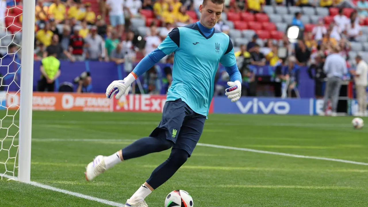 El portero de Ucrania Andriy Lunin calienta antes del partido ante Rumania. EFE/EPA/MOHAMED MESSARA