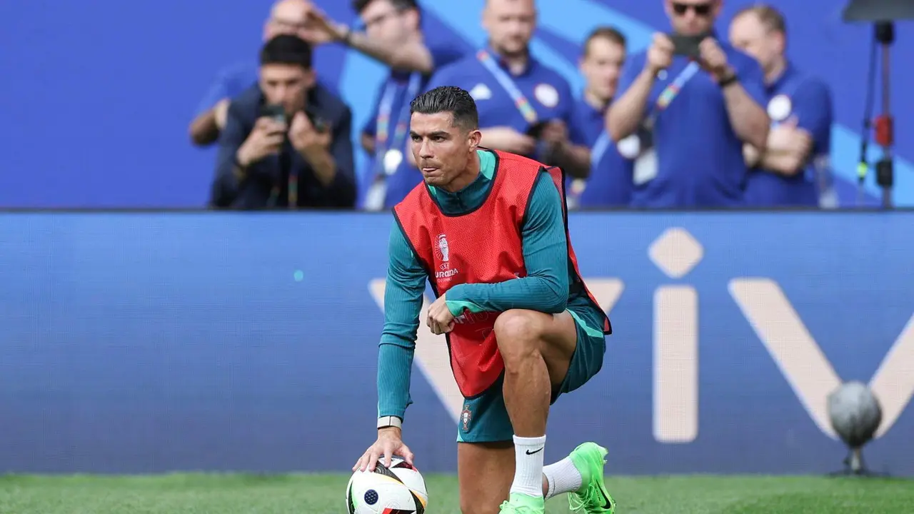 El jugador portugu&eacute;s Cristiano Ronaldo duranta un entrenamiento previo al partido contra la Rep&uacute;blica Checa en Leipzig, Alemania. EFE/EPA/MIGUEL A. LOPES