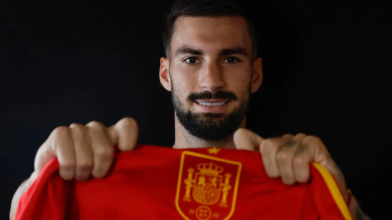 El futbolista &Aacute;lex Baena posa durante una entrevista con la Agencia EFE en Donaueschingen, donde se concentra la selecci&oacute;n espa&ntilde;ola de f&uacute;tbol que participa en la Eurocopa 2024. EFE/J.J. Guill&eacute;n