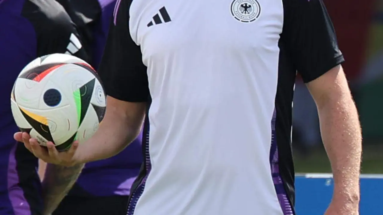 El seleccionador alem&aacute;n, Julian Nagelsmann, advirti&oacute;, la v&iacute;spera del duelo de este mi&eacute;rcoles contra Hungr&iacute;a y despu&eacute;s de haber goleado por 5-1 a Escocia, de que se no se puede pretender "barrer del campo" a todos los rivales. En la imagen, el t&eacute;cnico durante el entrenamiento de su equipo en Herzogenaurach, EFE/EPA/ANNA SZILAGYI
