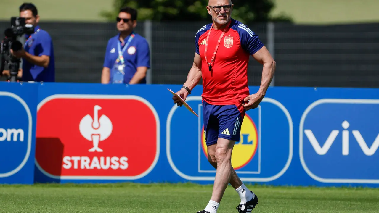 El seleccionador Luis de la Fuente durante el entrenamiento de la selecci&oacute;n espa&ntilde;ola de f&uacute;tbol en el lugar de concentraci&oacute;n de Donaueschingen. EFE/ J.J. Guill&eacute;n