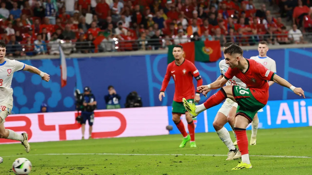 El joven jugador portugu&eacute;s Francisco Conceicao celebra el 2-1 durante el partido del grupo F que han jugado Portugal y Rep&uacute;blica Checa en Leipzig, Alemania. EFE/EPA/CLEMENS BILAN