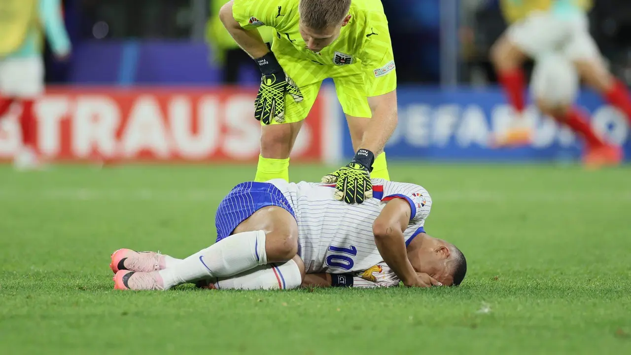 El franc&eacute;s Kylian Mbappe se duele tras recibir un golpe fortuito en el partido del grupo D entre Francia y Dinamarca en Duesseldorf, Alemania. EFE/EPA/Leszek Szymanski