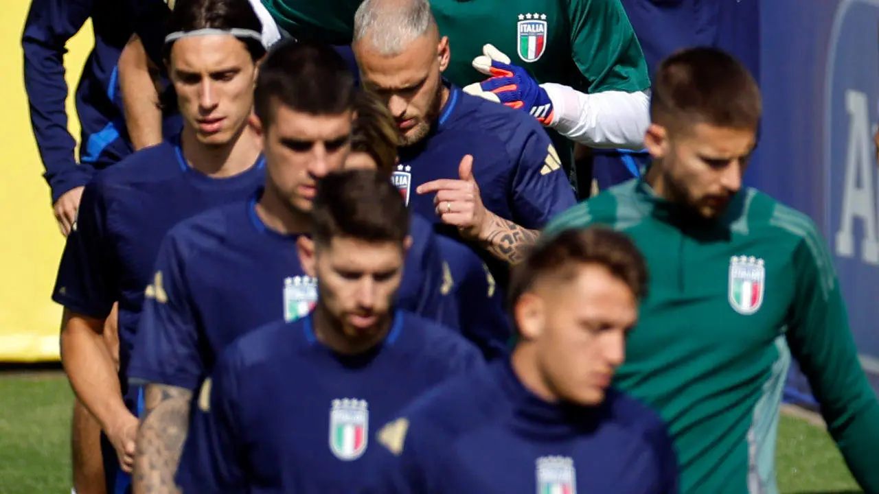 El portero Gianluigi Donnarumma junto a sus compa&ntilde;eros durante el entrenamiento de la selecci&oacute;n de Italia este mi&eacute;rcoles, en Iserlohn (Alemania). Italia jugar&aacute; ma&ntilde;ana contra Espa&ntilde;a en la segunda jornada del grupo B de la Eurocopa 2024. EFE/ Alberto Est&eacute;vez
