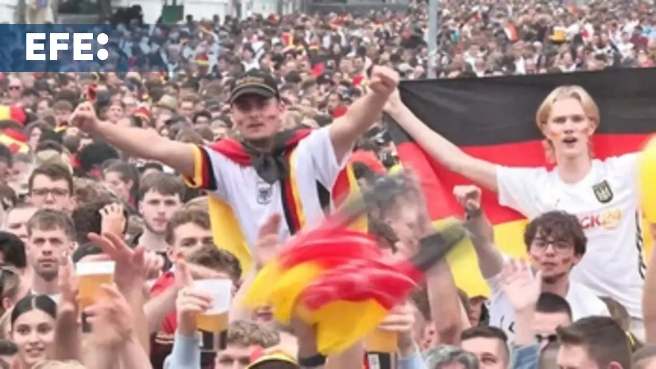 La afici&oacute;n alemana abarrot&oacute; hoy la Zona Aficionados de Berl&iacute;n para disfrutar del partido de su selecci&oacute;n contra Hungr&iacute;a. El recinto hab&iacute;a estado clausurado el martes debido a las intensas lluvias que azotaron la capital del pa&iacute;s centroeuropeo. 34''