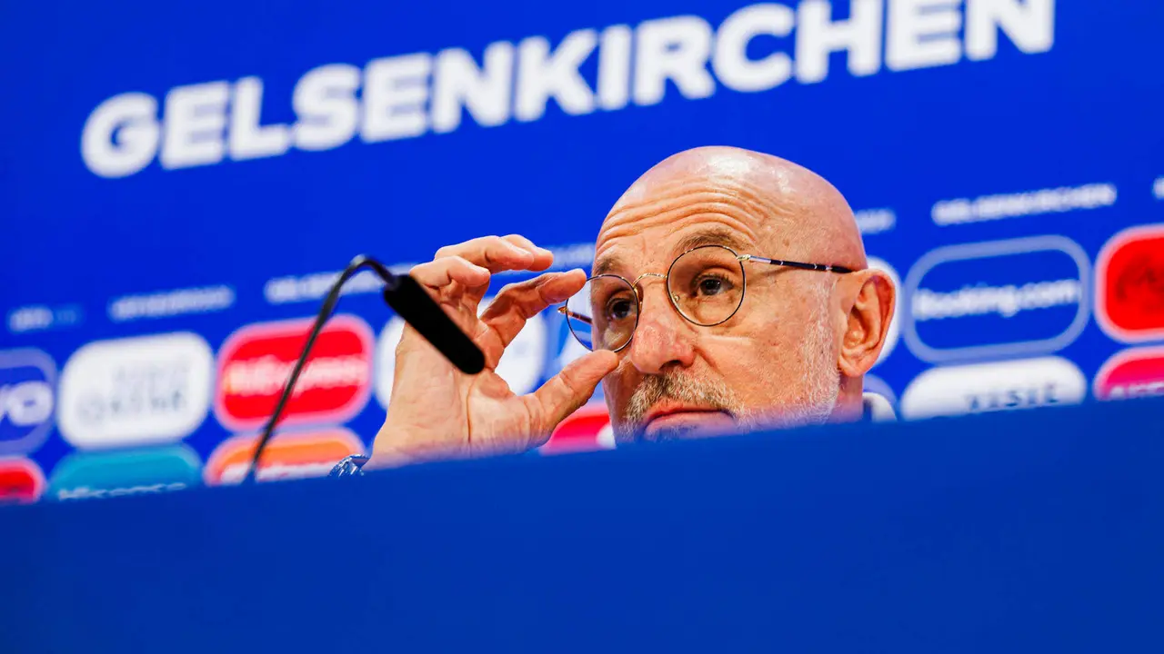 El seleccionador espa&ntilde;ol, Luis de la Fuente, durante la rueda de prensa ofrecida en Gelsenkirchen este mi&eacute;rcoles, v&iacute;spera del segundo partido de la fase de grupos de la Eurocopa ante Italia. EFE/ RFEF