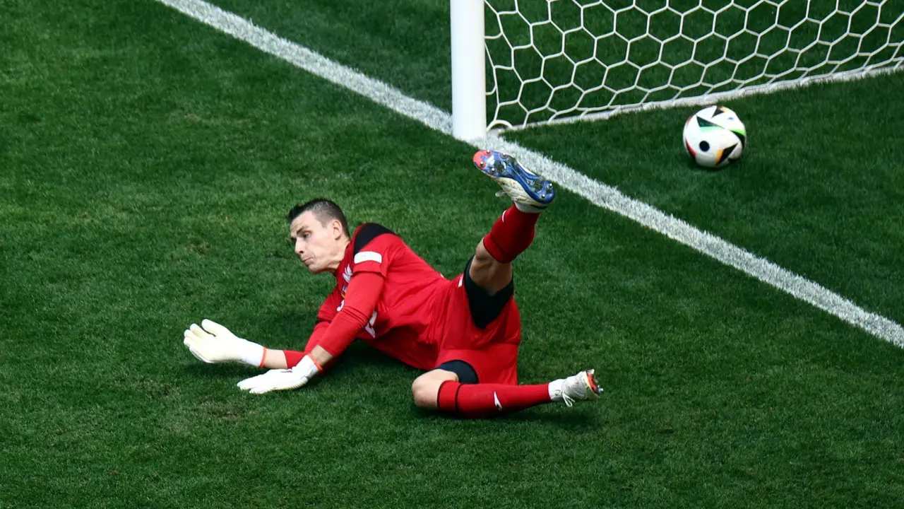 El portero ucraniano Andriy Lunin durante el partido de f&uacute;tbol del Grupo E de la Eurocopa 2024 entre Rumania y Ucrania, en Munich, Alemania. EFE/EPA/ANNA SZILAGYI