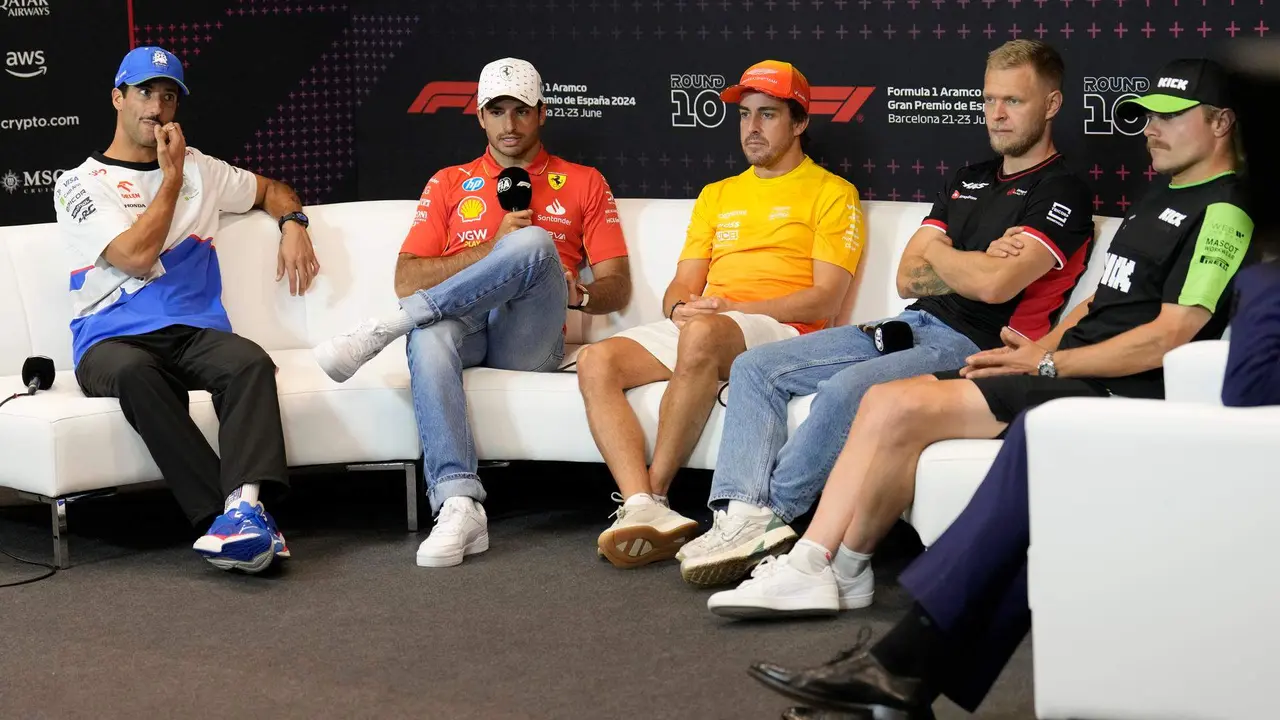 De iz a der el piloto australiano de Alpha Tauri Daniel Ricciardo, el piloto espa&ntilde;ol de Ferrari Carlos Sainz, el pilkoto espa&ntilde;ol de Aston Martin Fernandez Alonso, el piloto danes de Haas Kevin Magnussen, y el finland&eacute;s de Nick Sauber Valtteri Bottasdurante la rueda de prensa ofrecida este jueves en el Circuito de Barcelona Catalu&ntilde;a en Montmel&oacute; donde este fin de semana se disputa el Gran Premio de Espa&ntilde;a de F&oacute;rmula 1.EFE/ Alejandro Garc&iacute;a