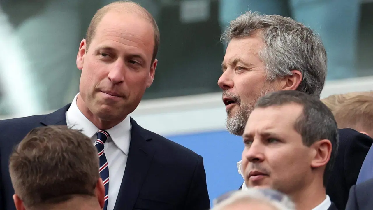 El rey Federico X de Dinamarca y el pr&iacute;ncipe Guillermo de Inglaterra presencia el partido del grupo C entre Dinamarca e Inglaterra en Fr&aacute;nkfort, Alemania. EFE/EPA/ABEDIN TAHERKENAREH