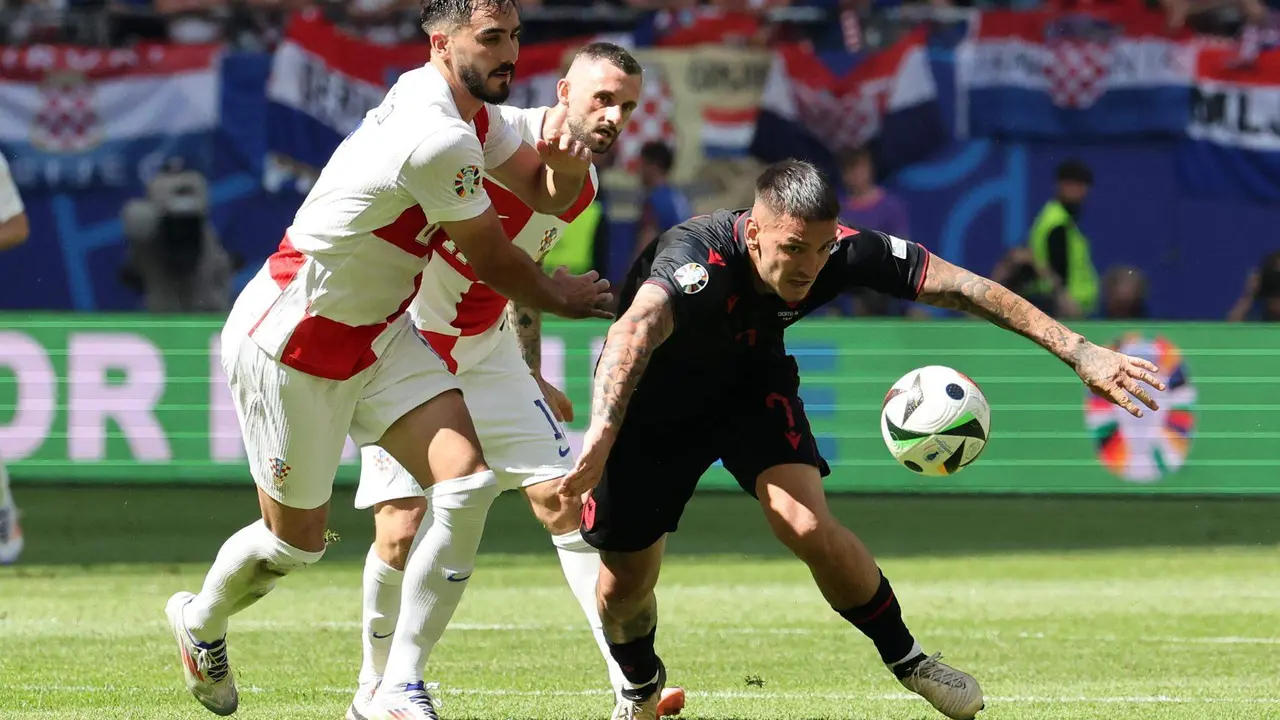 El jugador de Albania Rei Manaj en acci&oacute;n ante el croata Josip Sutalo durante el partido del grupo B jugado por Croacia y Albania en Hamburgo, Alemania,EFE/EPA/ABEDIN TAHERKENAREH
