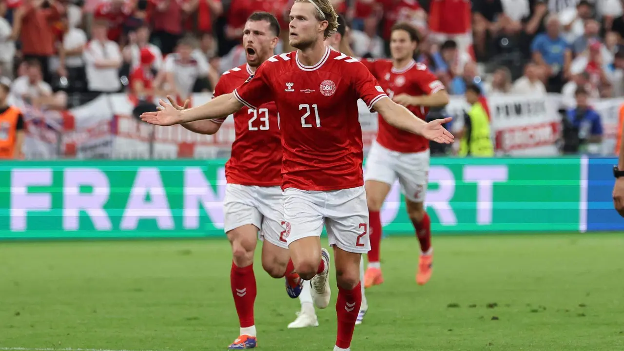 El medio dan&eacute;s Morten Hjulmand celebra el 1-1 durante el partido del grupo C que han jugado Dinamarca e Inglaterra en Fr&aacute;ncfort, Alemania. EFE/EPA/ABEDIN TAHERKENAREH