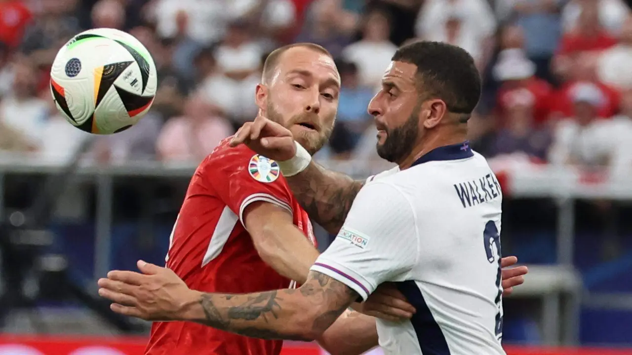 Kyle Walker durante el partido del grupo C que han jugado Dinamarca e Inglaterra en Fr&aacute;ncfort, Alemania.EFE/EPA/ABEDIN TAHERKENAREH