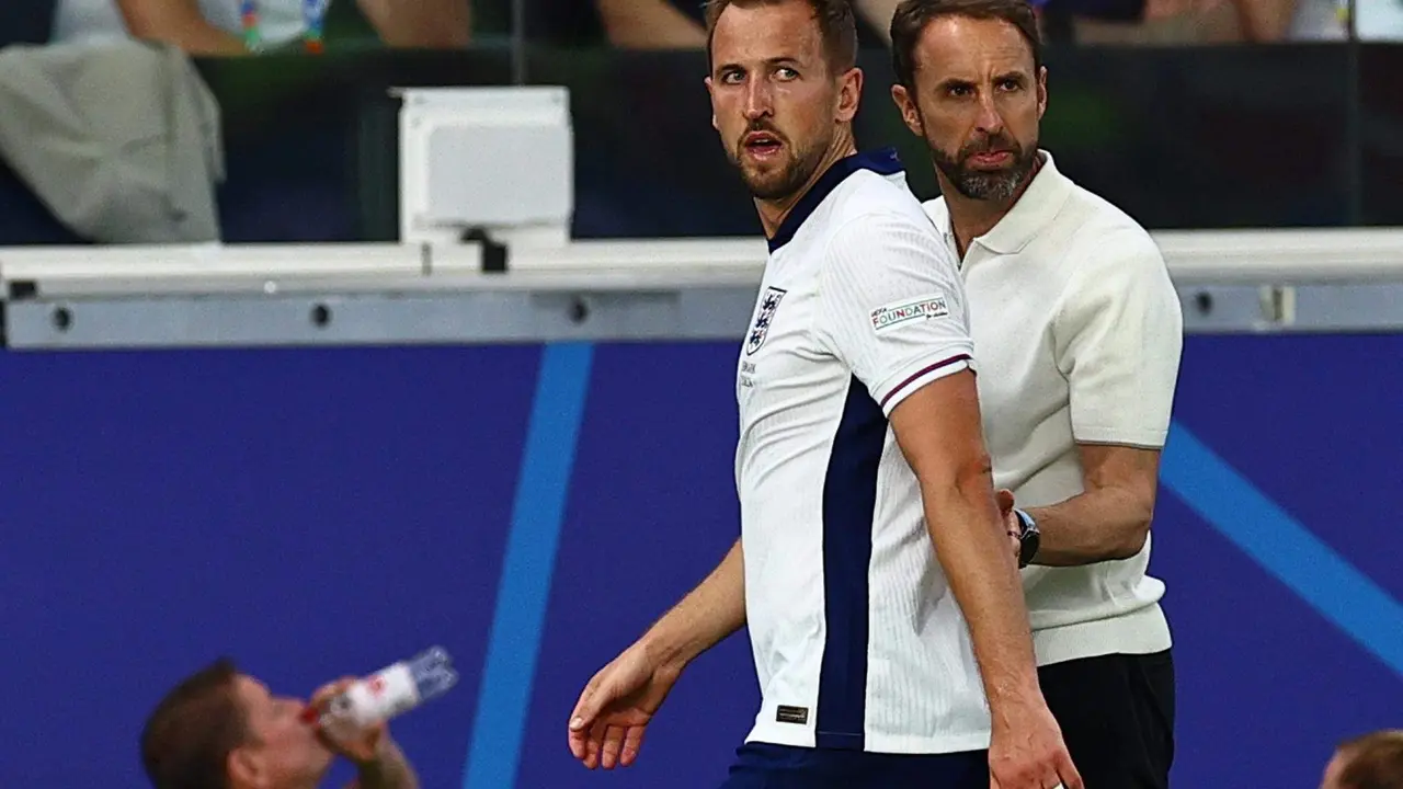 El delantero de Inglaterra Harry Kane (I) y el seleccionador Gareth Southgate durante el partido del grupo C durante el partiudo que ha jugado Dinamarca y Espa&ntilde;a en Fr&aacute;nkfort, Alemania. EFE/EPA/FILIP SINGER