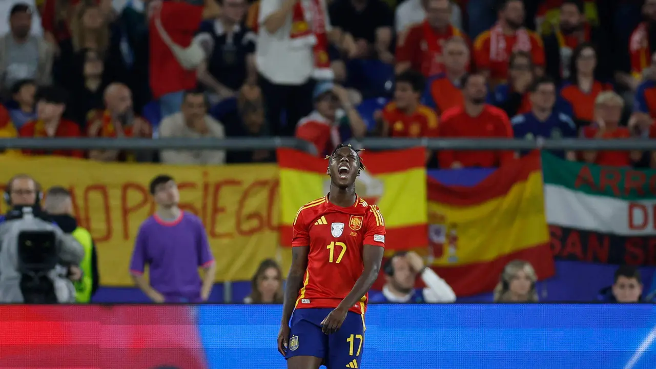 El delantero de la selecci&oacute;n espa&ntilde;ola, Nico Williams, se lamenta tras un lanzamiento al palo durante el encuentro de la fase de grupos de la Eurocopa 2024 que Espa&ntilde;a e Italia disputaron en el Arena AufSchalke, Gelsenkirchen (Alemania). EFE/Alberto Est&eacute;vez.