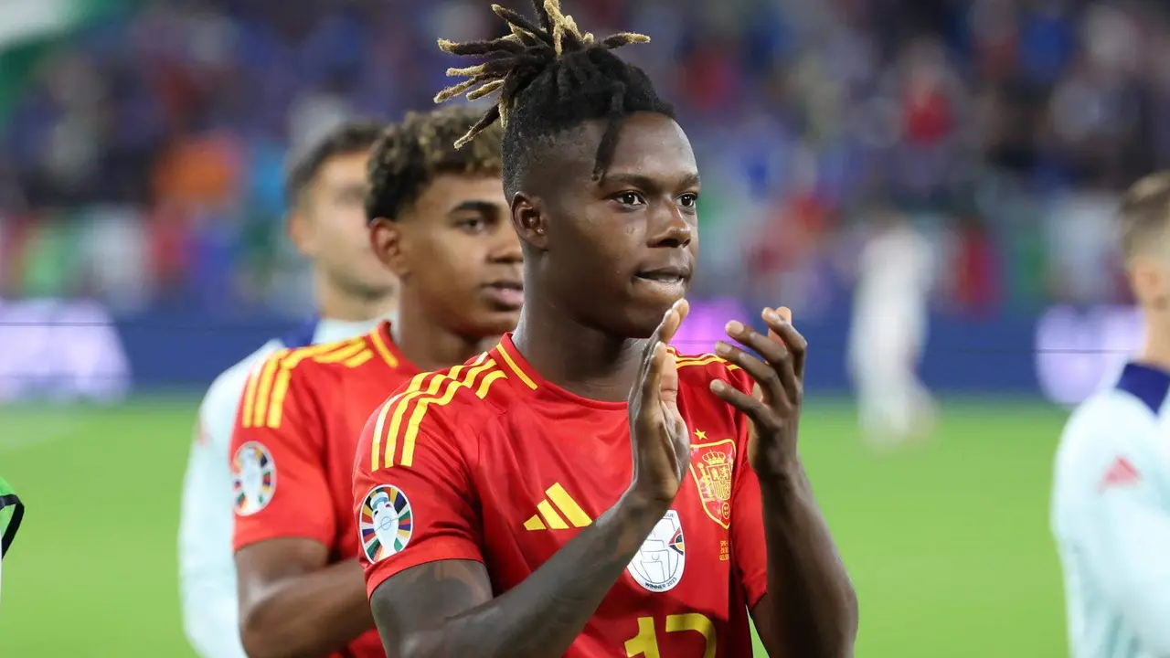 El delantero de la selecci&oacute;n espa&ntilde;ola, Nico Williams (d), durante el encuentro de la fase de grupos de la Eurocopa 2024 que Espa&ntilde;a e Italia en el Arena AufSchalke, Gelsenkirchen (Alemania). EFE/EPA/CHRISTOPHER NEUNDORF
