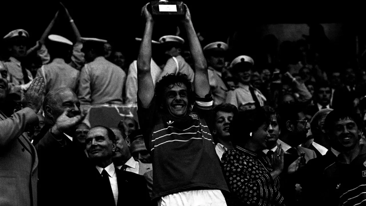 El capit&aacute;n de la selecci&oacute;n francesa, Michel Platini (c), levanta el trofeo de la Eurocopa de 1984 en el Parque de los Pr&iacute;ncipes de Par&iacute;s. EFE