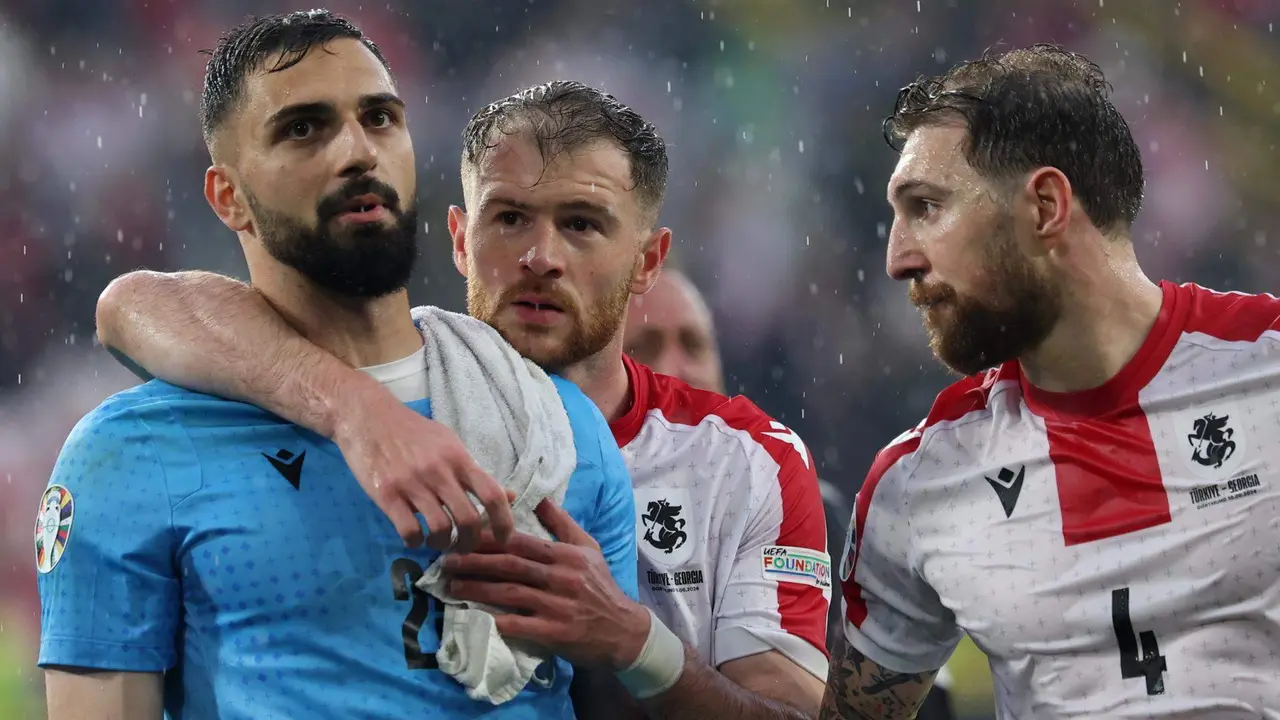 El portero de Georgia Giorgi Mamardashvili (iz) y sus compa&ntilde;eros de equipo tras perder ante Turqu&iacute;a. EFE/EPA/CHRISTOPHER NEUNDORF