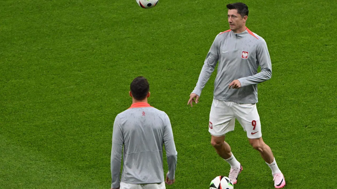 El delantro placo Robert Lewandowski (d) durante el partido del grupo D que juegan Austria y Polonia en Berl&oacute;n, Alemania. EFE/EPA/Marcin Bielecki