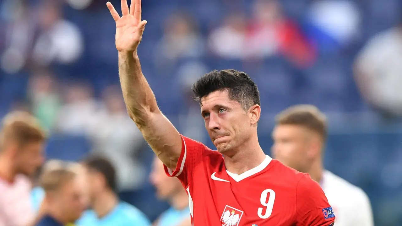 El polaco Robert Lewandowski saluda a la afici&oacute;n tras el partido de la Eurocopa 2020 entre las selecciones de Suecia y Polonia, en San Petersburgo, en el que marc&oacute; dos goles. EFE/EPA/Adam Warzawa