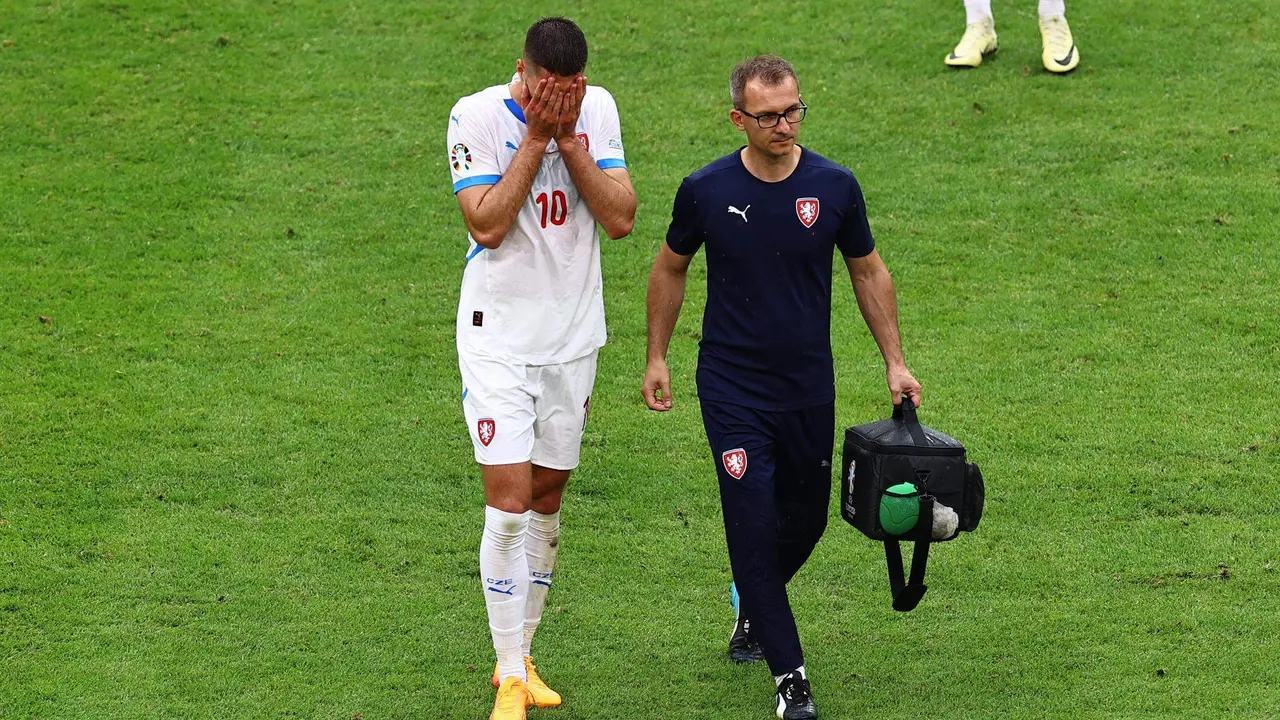 El delantero checo Patrik Schick (i) abandona el terreno de juego lesionado durante el partido del grupo F entre Georgia y Rep&uacute;blica Checa en Hamburgo Alemania. EFE/EPA/FILIP SINGER