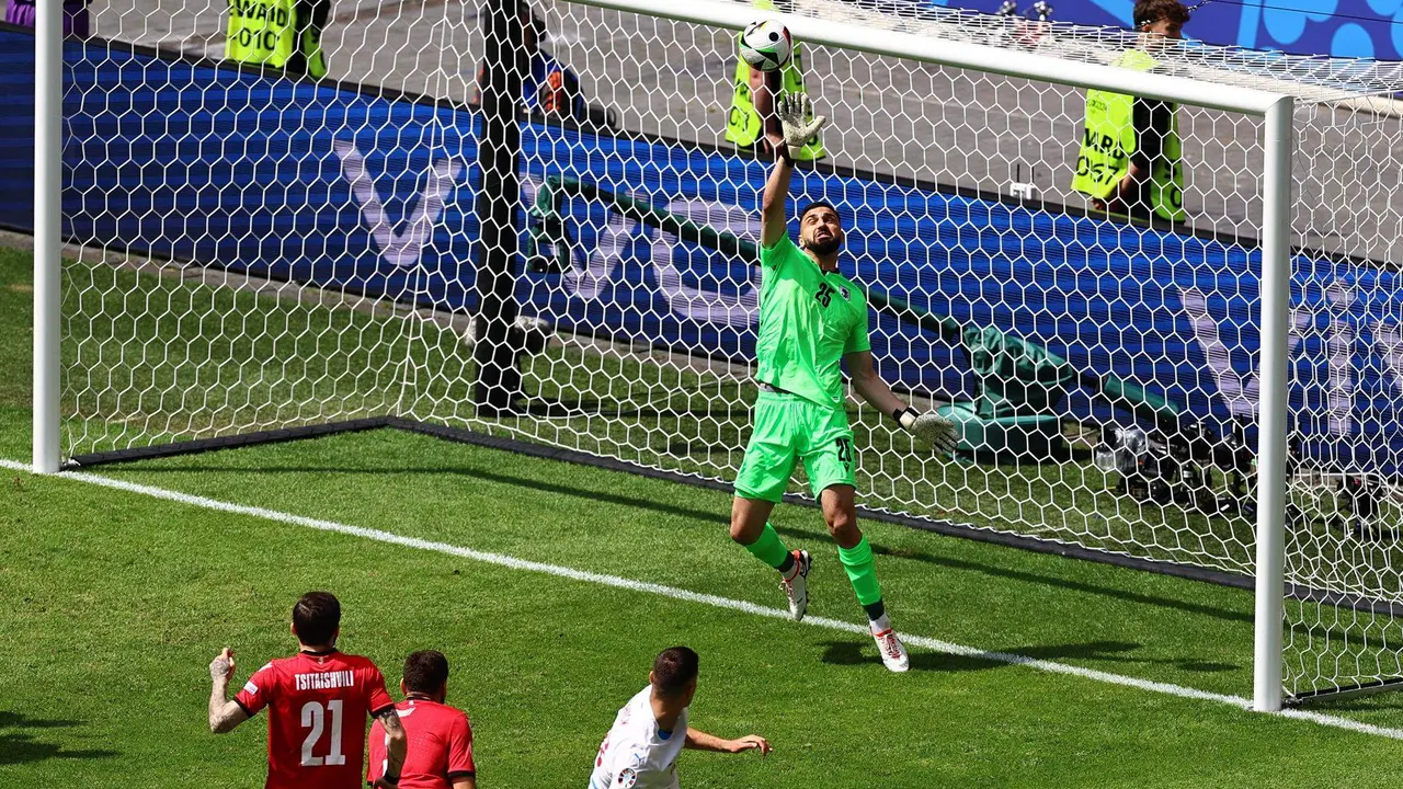 El portero Giorgio Mamardashvili durante el partido del grupo F entre Georgia y Rep&uacute;blica Checa en Hamburgo Alemania. EFE/EPA/FILIP SINGER
