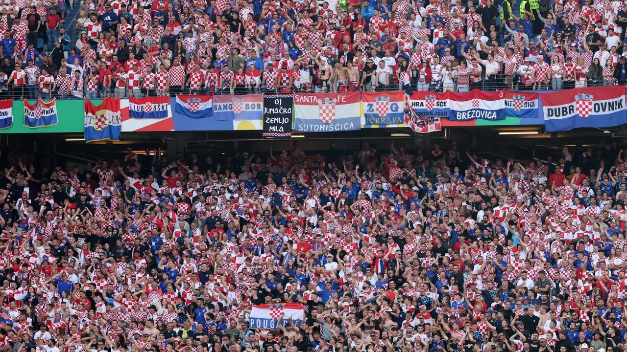 Hinchas de Croacia en Hamburgo, Alemania. EFE/EPA/ABEDIN TAHERKENAREH