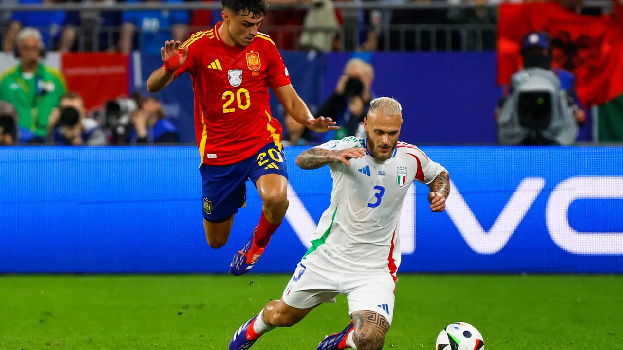El centrocampista de la selecci&oacute;n espa&ntilde;ola de f&uacute;tbol Pedri (i) lucha con Federico Dimarco, de la selecci&oacute;n italiana, durante el encuentro de la fase de grupos de la Eurocopa 2024 que los combinados nacionales de Espa&ntilde;a e Italia en el Arena AufSchalke, Gelsenkirchen (Alemania). EFE/JJ Guill&eacute;n