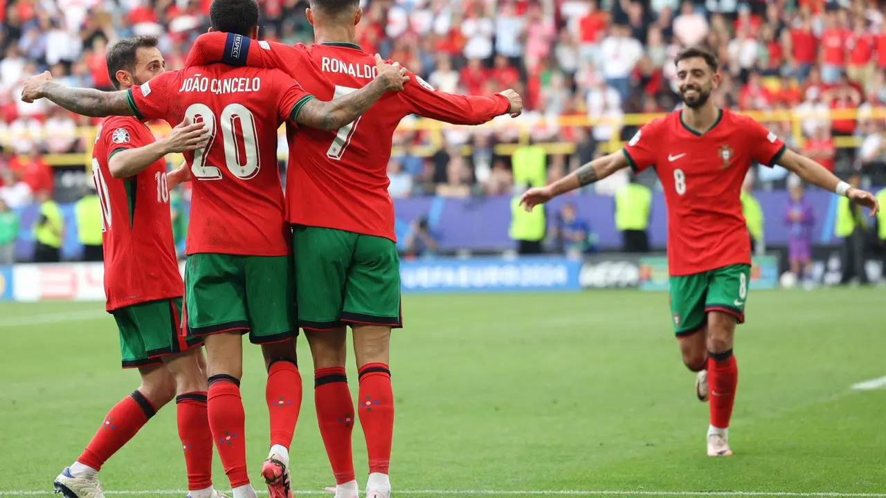 Los jugadores de Portugal Bruno Fernandes (d), Bernardo Silva (I), Joao Cancelo (2-I) y Cristiano Ronaldo celebran el 0-3 durante el partido del grupo F que han jugado Turqu&iacute;a y Portugal, en Dortmund, Alemania. EFE/EPA/MIGUEL A. LOPES