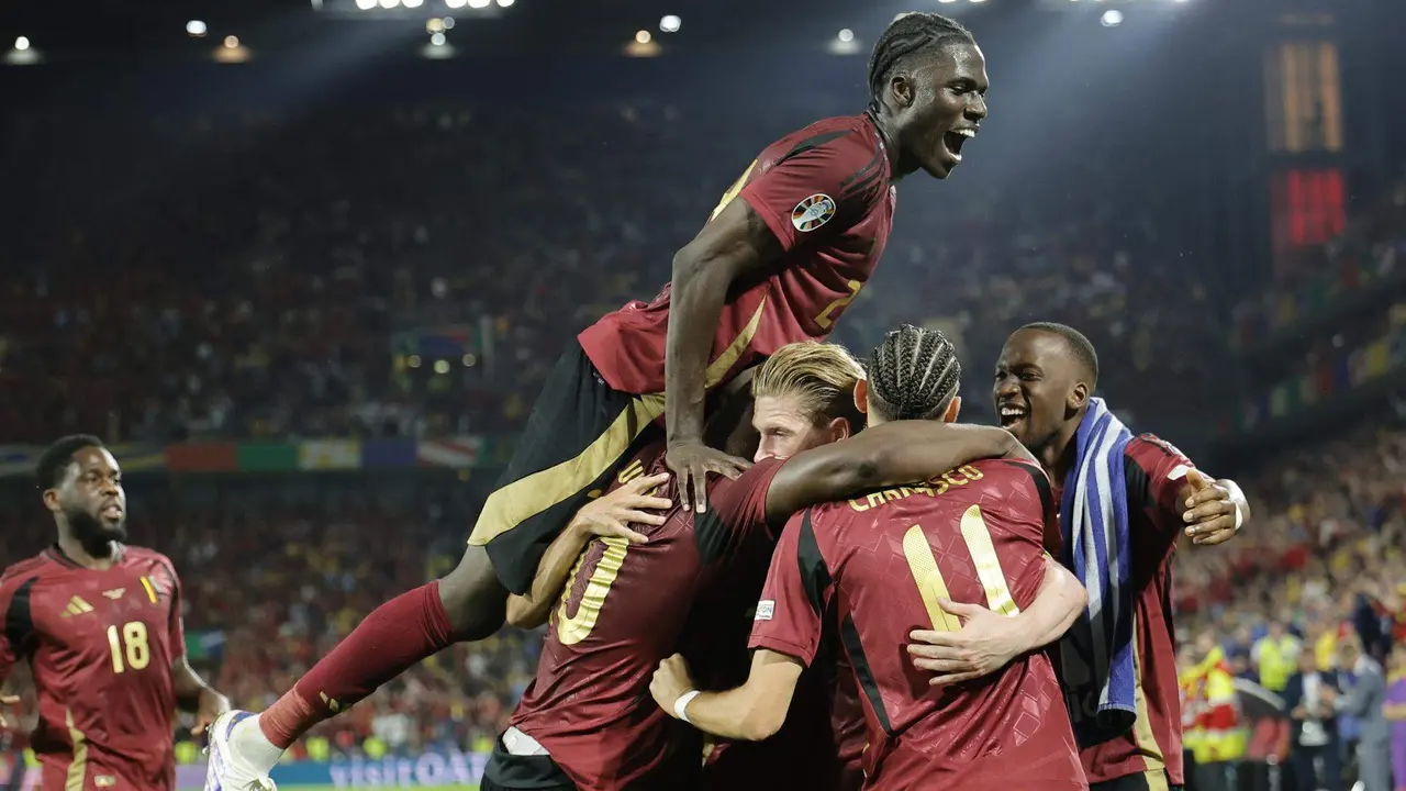 El medio belga Kevin de Bruyne (c) celebra el 2-0 con sus compa&ntilde;eros durante el partido del grupo E que han jugado B&eacute;lgica y Rumna&iacute;a en Colonia, Alemania. EFE/EPA/RONALD WITTEK