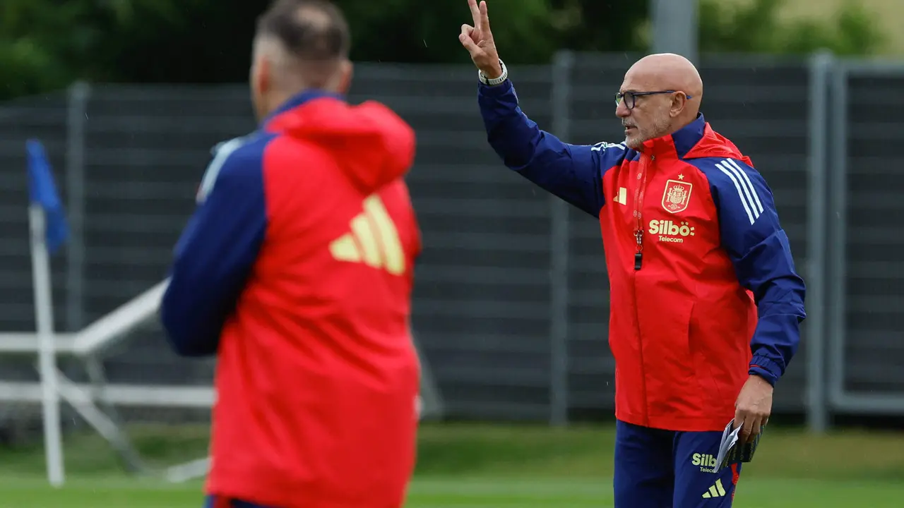 El t&eacute;cnico de la selecci&oacute;n espa&ntilde;ola de f&uacute;tbol, Luis de la Fuente, durante un entrenamiento del combinado espa&ntilde;ol en las instalaciones de Der Oschberghof en la localidad alemana de Donaueschingen. EFE / J.J. Guill&eacute;n.