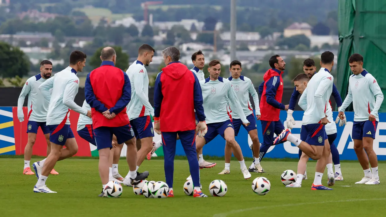 Los jugadores de la selecci&oacute;n de Espa&ntilde;a, durante un entrenamiento celebrado en Donaueschingen (Alemania). EFE/ J.J. Guill&eacute;n