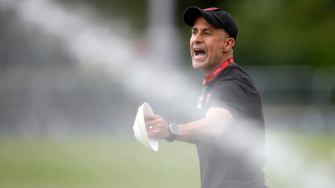 - El seleccionador de Albania, Sylvio Mendes 'Sylvinho', durante el entrenamiento que la selecci&oacute;n albanesa ha realizado este domingo en Kaiserau (Alemania). Albania se enfrentar&aacute; ma&ntilde;ana a Espa&ntilde;a en D&uuml;sseldorf en la tercera jornada de la fase de grupos de la Eurocopa 2024. EFE/Alberto Est&eacute;vez