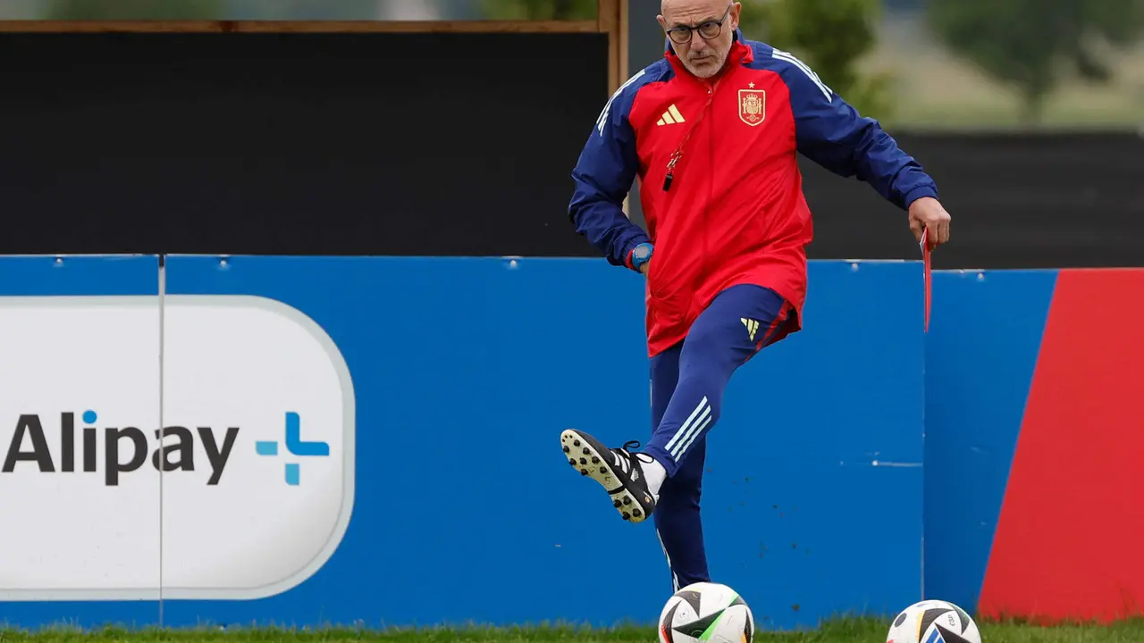 El seleccionador espa&ntilde;ol Luis de la Fuente, durante un entrenamiento de la selecci&oacute;n de Espa&ntilde;a este domingo, en Donaueschingen (Alemania). EFE/ J.J. Guill&eacute;n