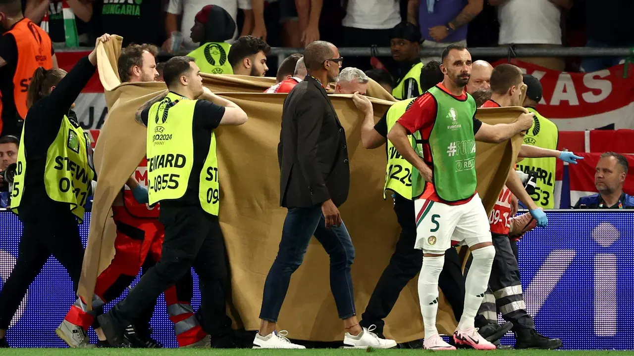 Barnab&aacute;s Varga, delantero de la selecci&oacute;n de Hungr&iacute;a, fue evacuado tras un choque fortuito durante el partido del grupo A que han jugado Escocia y Hungr&iacute;a en Stuttgart, Alemania. EFE/EPA/ANNA SZILAGYI