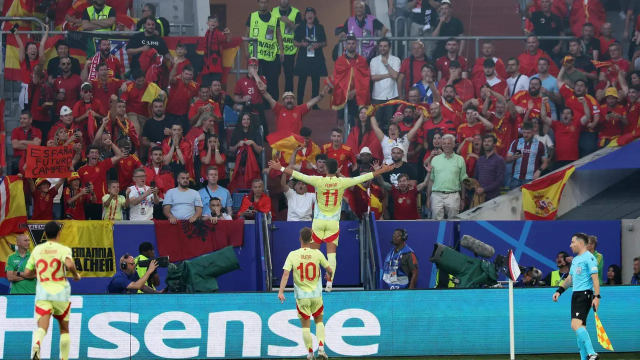 El delantero de Espa&ntilde;a Ferran Torres (sobre la valla) celebra el 0-1 durante el partido del grupo B entre Albania y Espa&ntilde;a en D&uuml;sseldorf, Alemania. EFE/EPA/CHRISTOPHER NEUNDORF