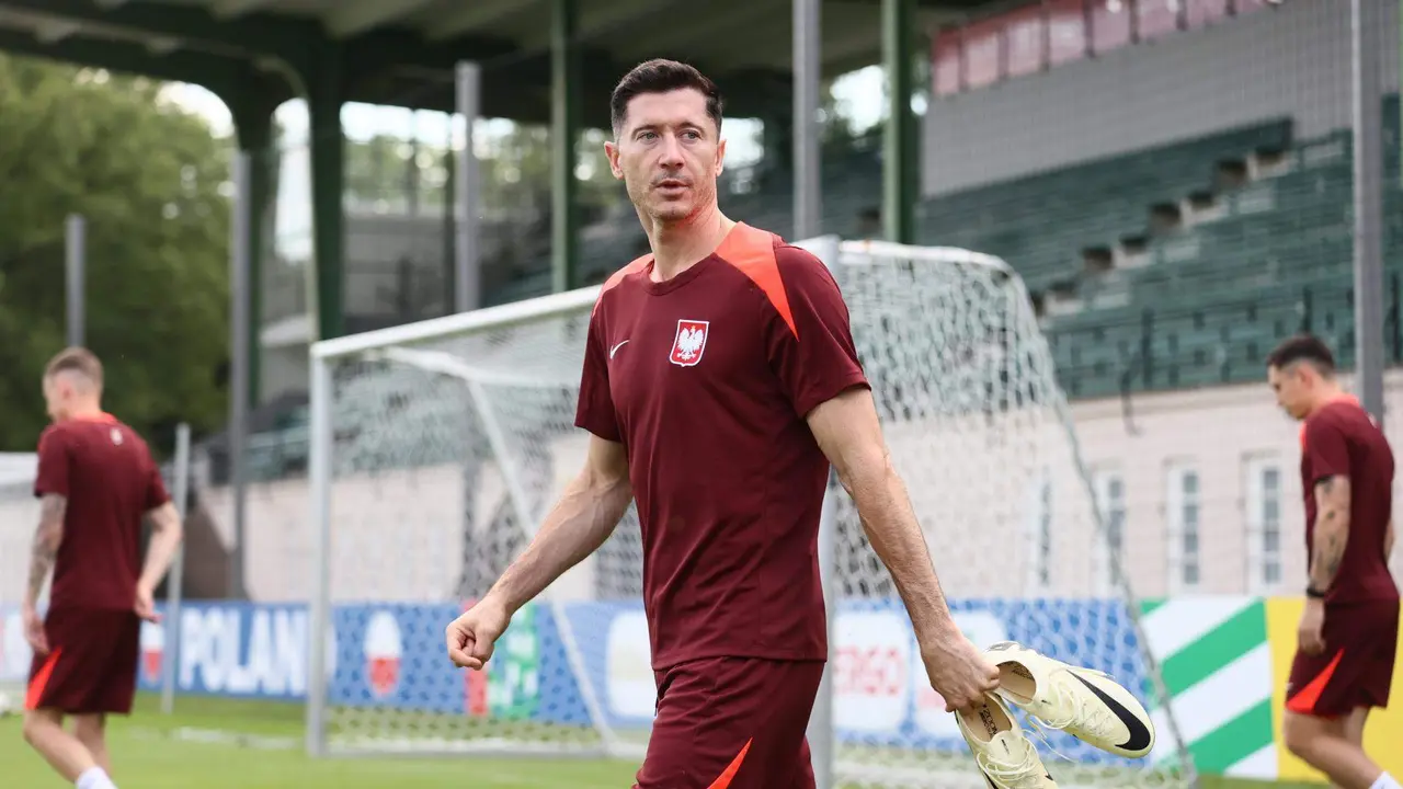 El delantero Robert Lewandowski alta al entrenar en Dortmund, Alemania. EFE/EPA/Leszek Szymanski