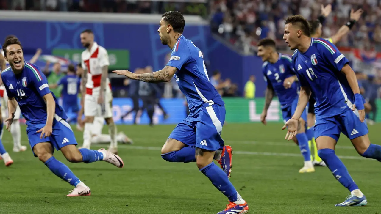 El jugador de Italia Mattia Zaccagni (c) celebra el 1-1 durante el partido del grupo B que han jugado Croaica e Italia en Leipzig, Alemania. EFE/EPA/ROBERT GHEMENT